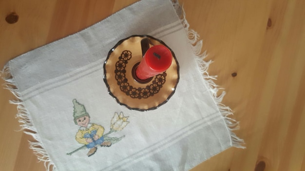 haftowany bieżnik na drewnianym stole